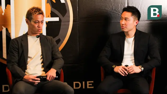 Keisuke Honda (kiri) bersama Arthur Irawan (kanan) saat hadir di acara Press Conference terkait Laga Asia Warriors melawan Klub Professional Indonesia di Asiop Stadium pada Minggu (060/08/2025).