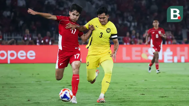 Pemain Timnas Indonesia U-23, Victor Benjamin Dethan (kiri) berebut bola dengan pemain Malaysia, Muhammad Ubaidullah dalam laga Grup A Piala AFF U-23 2025 di Stadion Utama Gelora Bung Karno (SUGBK), Senayan, Jakarta, Senin (21/07/2025). (Bola.com/Abdul Aziz)