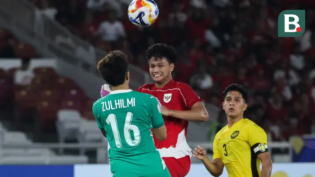 Striker Timnas Indonesia U-23, Hokky Caraka berbenturan dengan kiper Malaysia dalam laga Grup A Piala AFF U-23 2025 di Stadion Utama Gelora Bung Karno, Jakarta, Senin (21/7/2025). (Bola.com/Abdul Aziz).