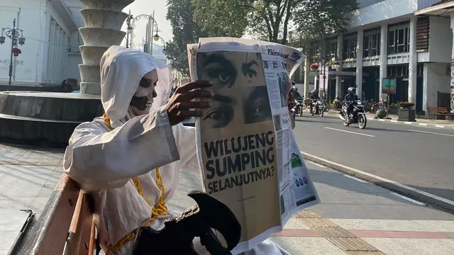 Hantu di Bandung tengah membaca koran edisi khusus pemain baru Persib Bandung edisi Juni 2025. (persib.co.id).