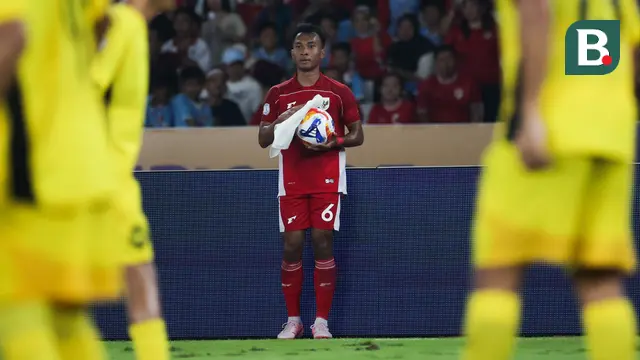 Pemain Timnas Indonesia U-23, Robi Darwis mengelap bola sebelum melakukan lemparan ke dalam saat laga Grup A Piala AFF U-23 2025 melawan Malaysia di Stadion Utama Gelora Bung Karno (SUGBK), Senayan, Jakarta, Senin (21/07/2025). (Bola.com/Abdul Aziz)