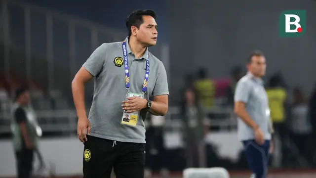 Pelatih Malaysia U-23, Mohd Nafuzi memberikan instruksi kepada para pemainnya dalam laga Grup A Piala AFF U-23 2025 melawan Timnas Indonesia di Stadion Utama Gelora Bung Karno (SUGBK), Senayan, Jakarta, Senin (21/07/2025). (Bola.com/Abdul Aziz)