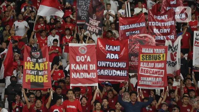 Mereka hadir dengan beragam poster dibentangkan dan yel-yel diteriakkan saat laga berlangsung. (Liputan6.com/Helmi Fithriansyah)