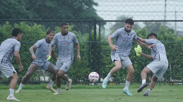 Sejumlah pemain Persib Bandung menjalani sesi latihan di Thailand. (Bola.com/Erwin Snaz)