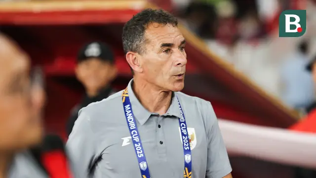 Pelatih Timnas Indonesia U-23, Gerald Vanenburg, pada laga kontra Timnas Malaysia U-23 pada Piala AFF U-23 2025 di Stadion Utama Gelora Bung Karno, Senin (21/7/2025). (Bola.com/Abdul Azis)