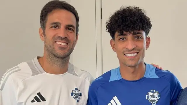 Pelatih Como, Cesc Fabregas bersama Ali Jassim. (X/Como)