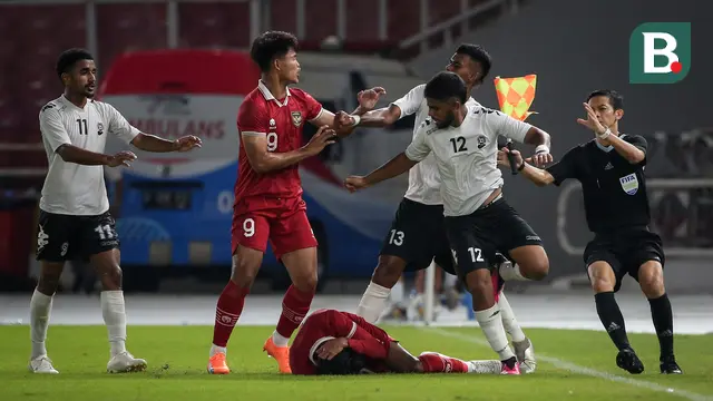 Pemain Timnas Indonesia, Hokky Caraka bersitegang dengan pemain Timnas Fiji, Pawan Pratap Singh pada laga International Friendly Match U-20 di Stadion Utama Gelora Bung Karno (SUGBK), Jakarta, Jumat (17/02/2023). (Bola.com/Bagaskara Lazuardi)