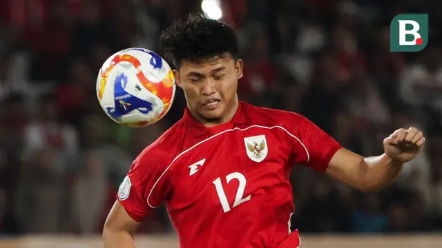 Striker Timnas Indonesia U-23, Hokky Caraka mencoba menanduk bola saat menghadapi Malaysia dalam laga terakhir Grup A Piala AFF U-23 2025 di Stadion Utama Gelora Bung Karno, Jakarta, Senin (21/7/2025). (Bola.com/Abdul Aziz).