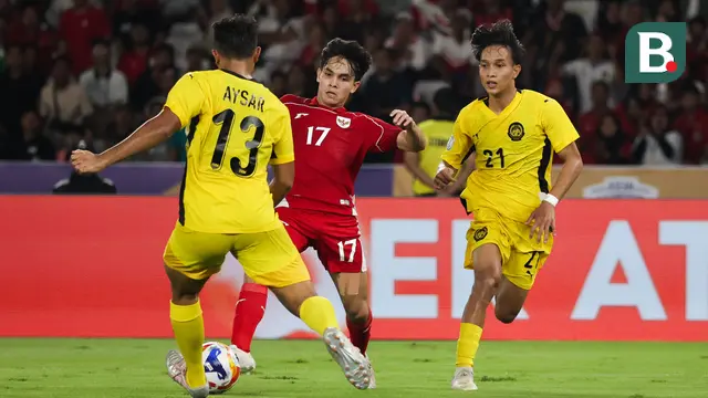 Pemain Timnas Indonesia U-23, Victor Dethan (tengah), berduel dengan dua pemain Malaysia U-23 pada laga pemungkas Grup A Piala AFF U-23 2025 di Stadion Utama Gelora Bung Karno (SUGBK), Senin (21/7/2025) malam WIB. (Bola.com/Abdul Aziz)
