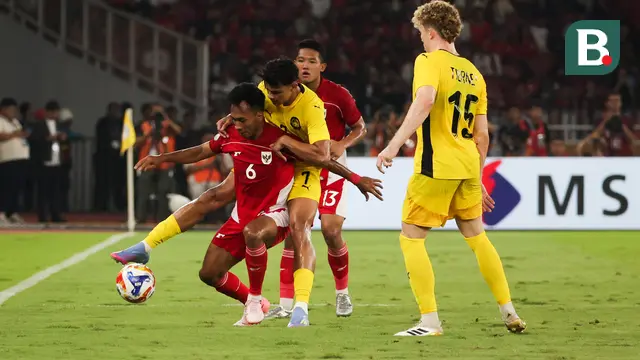 Pemain Timnas Indonesia U-23, Robi Darwis (kiri) berebut bola dengan pemain Malaysia, Muhammad Hakimi dalam laga Grup A Piala AFF U-23 2025 di Stadion Utama Gelora Bung Karno (SUGBK), Senayan, Jakarta, Senin (21/07/2025). (Bola.com/Abdul Aziz)