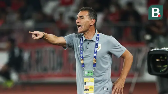 Pelatih Timnas Indonesia U-23, Gerald Vanenburg memberikan instruksi kepada pemainnya dalam laga Grup A Piala AFF U-23 2025 melawan Malaysia di Stadion Utama Gelora Bung Karno (SUGBK), Senayan, Jakarta, Senin (21/07/2025). (Bola.com/Abdul Aziz)