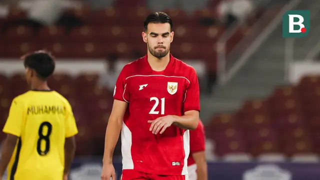 Jens Raven tampak bingung usai gagal menetak gol ke gawang Malaysia pada laga pemungkas Grup A Piala AFF U-23 2025, Senin (21/7/2025). (Bola.com/Abdul Aziz)