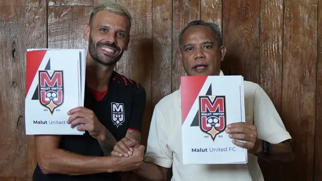 Ciro Alves (kiri) resmi berlabuh ke Malut United. (Dok. Malut United)
