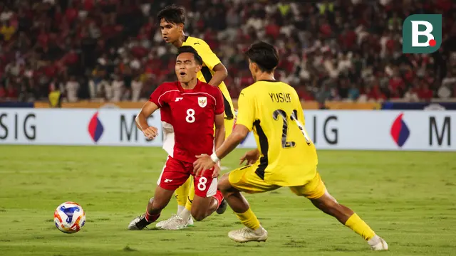 Pemain Timnas Indonesia U-23, Muhammad Rayhan Hannan dijatuhkan pemain Malaysia dalam laga Grup A Piala AFF U-23 2025 di Stadion Utama Gelora Bung Karno (SUGBK), Senayan, Jakarta, Senin (21/07/2025). (Bola.com/Abdul Aziz)