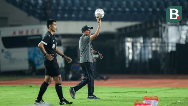 Pelatih Liga Indonesia All-Star, rahmad Darmawan, saat melawan Dewa United dalam perebutan tempat ketiga Piala Presiden 2025 di Stadion Si Jalak Harupat, Kabupaten Bandung, pada Sabtu (12/7/2025) malam WIB. (Bola.com/Bagas Lazuardi)