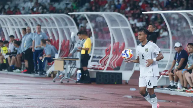 Pemain Timnas Indonesia U-23 Robi Darwis saat melakukan lemparan ke dalam pada laga Grup A Piala AFF U-23 2025 melawan Filipina di SUGBK, Senayan, Jakarta hari Jumat (18/07/2025) malam WIB. Skuad Garuda Muda susah payah mengalahkan The Azkals junior, tiga poin dari Filipina berkat gol bunuh diri Jaime Rosquillo. (Bola.com/M. Iqbal Ichsan)