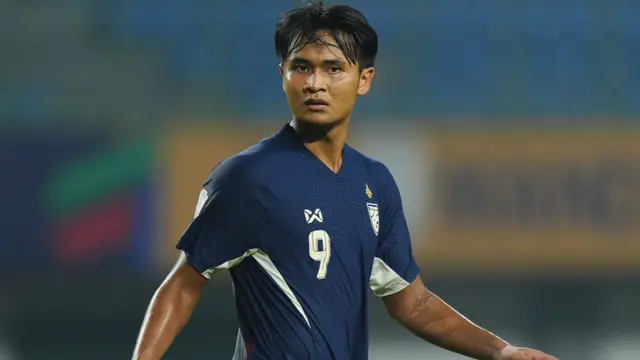 Striker Timnas Thailand U-23 Yostakorn Burapha saat menjalani laga melawan Timnas Myanmar U-23 dalam laga terakhir Grup C Piala AFF U-23 2025 di Stadion Patriot Candrabhaga Bekasi, Selasa (22/7/2025). (Dok. Changsuek)