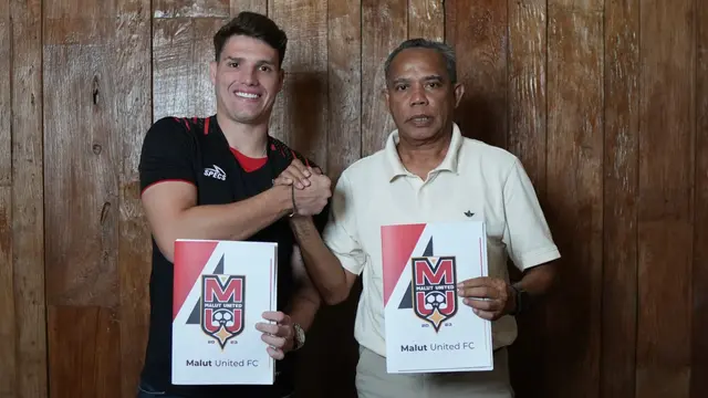 Pemain asing baru Malut United, Vico Duarte, bersama COO Malut United, Willem D. Nanlohy. (Bola.com/Dok Malut United)
