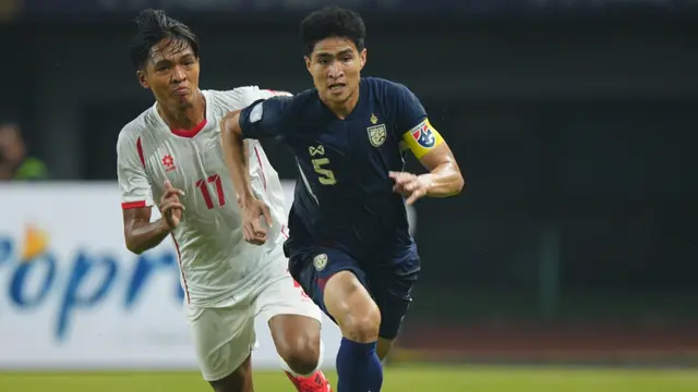 Kapten Timnas Thailand U-23, Seksan Ratree menjauh dari kejaran pemain Timnas Myanmar U-23, Ye Yint Phyo dalam laga terakhir Grup C Piala AFF U-23 2025 di Stadion Patriot Candrabhaga, Bekasi, Selasa (22/7/2025). (Dok. Changsuek).