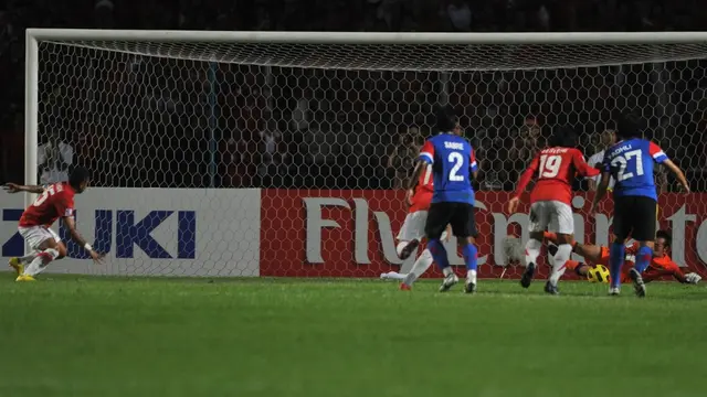 Firman Utina (kiri) gagal mencetak gol lewat titik putih ketika Timnas Indonesia bersua Malaysia pada leg kedua final Piala AFF 2010 di Stadion Utama Gelora Bung Karno, Jakarta, 29 Desember 2010. Tim Garuda berhasil menang 2-1, tetapi tetap gagal juara karena kalah agregat 2-4 dari Malaysia (AFP/Bay Ismoyo)