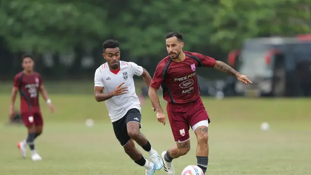 Pemain Persis Solo, Jordy Tutuarima, saat menguasai bola dalam duel uji coba melawan Malut United yang berlangsung di Lapangan Yogyakarta Internasional School (YIS), Rabu (23/7/2025). (DOK Persis)