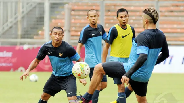 Firman Utina (kiri) bersiap menyambut umpan Cristian Gonzalez saat berlatih di timnas senior Indonesia di Stadion GBK, Jakarta, (12/11/2014). (Liputan6.com/Helmi Fithriansyah)