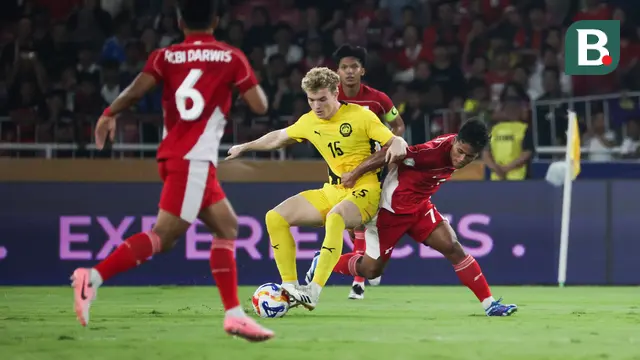 Pemain Timnas Indonesia U-23, Toni Firmansyah (kanan) berebut bola dengan pemain Malaysia, Fergus Tierney dalam laga Grup A Piala AFF U-23 2025 di Stadion Utama Gelora Bung Karno (SUGBK), Senayan, Jakarta, Senin (21/07/2025). (Bola.com/Abdul Aziz)