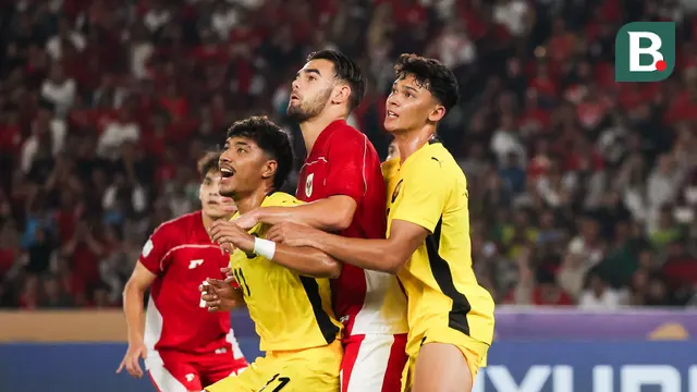 Jens Raven (tengan) tampak dijaga ketat oleh dua pemain Malaysia pada laga pemungkas Grup A Piala AFF U-23 2025, Senin (21/7/2025). (Bola.com/Abdul Aziz)