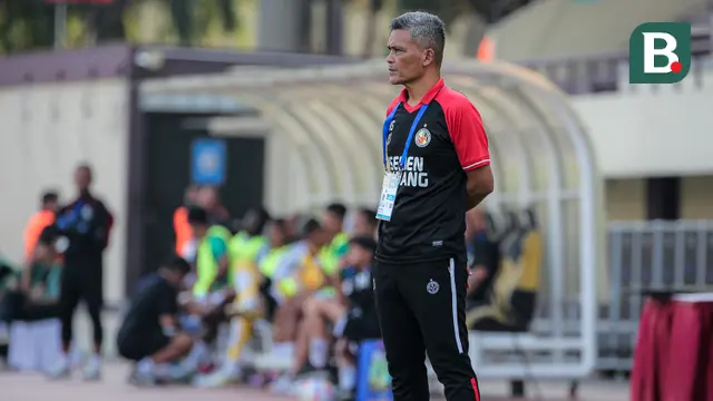 Pelatih kepala Semen Padang, Hendri Susilo saat menghadapi PSS Sleman pada laga pekan ke-3 BRI Liga 1 2024/2025 di Lapangan STIK-PTIK, Jakarta Selatan, Senin (26/8/2024). (Bola.com/Bagaskara Lazuardi)