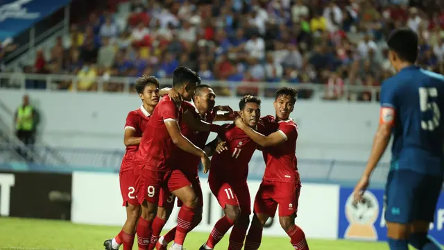 Para pemain Timnas Indonesia U-23 merayakan gol Jeam Kelly Sroyer (11) ke gawang Thailand pada laga semifinal Piala AFF U-23 2023 di Stadion Rayong Provincial Stadium, Kamis (24/8) malam WIB. Garuda Muda menang 3-1. (foto: PSSI)