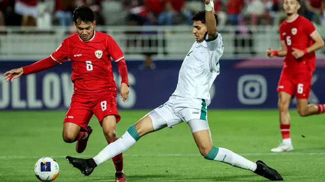 Pemain Timnas Indonesia U-23, Witan Sulaeman (kiri) berebut bola dengan pemain Irak U-23, Zaid Tahseen pada laga perebutan tempat ketiga Piala Asia U-23 2024 di Abdullah bin Khalifa Stadium, Doha, Qatar, Kamis (2/5/2024). (AFP/Karim Jaafar)
