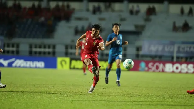 Pemain Timnas Indonesia U-23, Ramadhan Sananta, melepaskan tembakan keras ke gawang Thailand pada semifinal Piala AFF U-23 2023, Kamis (24/8/2023) malam WIB. (Dok. PSSI)