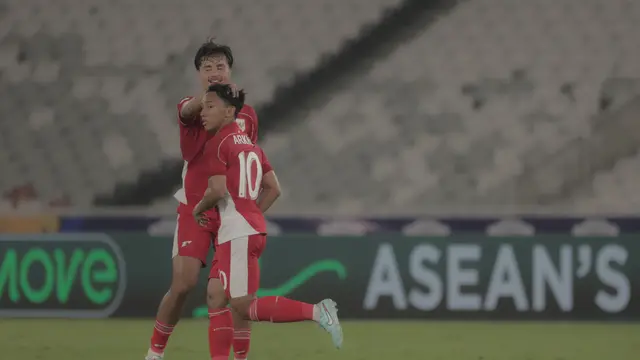 Aksi Arkhan Fikri dan Brandon Scheunemann pada laga Timnas Indonesia lawan Brunei Darussalam di Piala AFF U-23 2025 (Abdul Aziz)