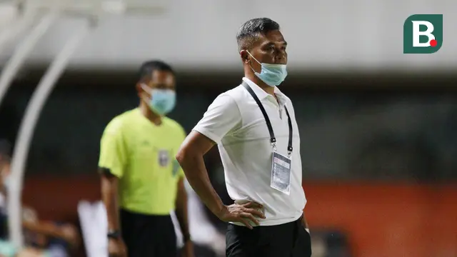 Pelatih Persiraja Banda Aceh, Hendri Susilo, mengamati anak asuhnya saat melawan Persib Bandung pada laga Piala Menpora 2021 di Stadion Maguwoharjo, Jumat, (2/4/2021). (Bola.com/M Iqbal Ichsan)