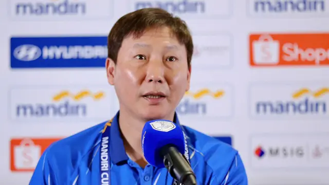 Pelatih Timnas Vietnam U-23, Kim Sang-sik menjalani sesi konferensi pers di Stadion Utama Gelora Bung Karno, Jakarta, Kamis (24/7/2025). (Dok. VFF)