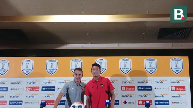 Gerald Vanenburg dan Alfharezzi Buffon mengikuti sesi konferensi pers di Stadion Utama Gelora Bung Karno, Jakarta, Kamis (24/7/2025). (Bola.com/Hery Kurniawan).