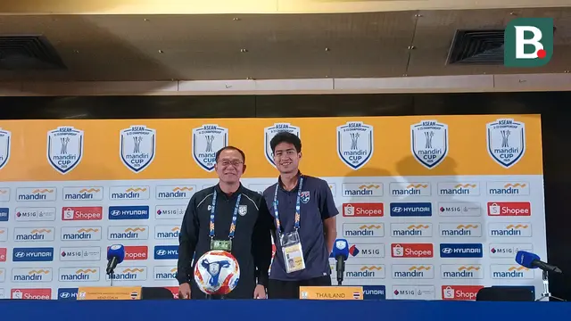 Thawatchai Damrong-ongtrakul dan Seksan Ratree mengikuti sesi konferensi pers di Stadion Utama Gelora Bung Karno, Jakarta, Kamis (24/7/2025). (Bola.com/Hery Kurniawan).