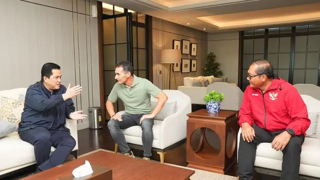 Ketua Umum PSSI Erick Thohir (kiri) saat berjumpa pelatih Timnas Indonesia U-23 Gerald Vanenburg bersama Ketua Badan Tim Nasional (BTN) Sumardji. (Dok. Instagram/erickthohir)