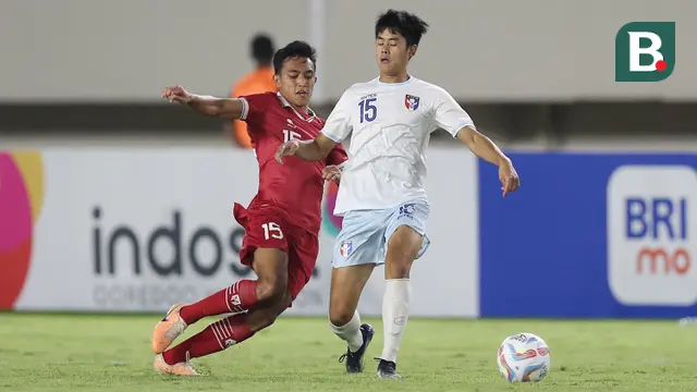 Pemain Timnas Indonesia U-23, Muhammad Rayhan Hannan (kiri) berebut bola dengan pemain Chinese Taipei U-23, Kuo Ping Sheng dalam pertandingan Grup K Kualifikasi Piala Asia U-23 2024 di Stadion Manahan, Solo, Sabtu (9/9/2023). (Bola.com/Arief Bagus)