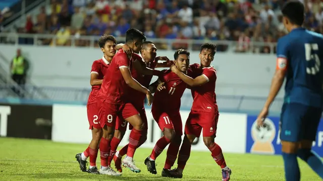 Para pemain Timnas Indonesia U-23 merayakan gol Jeam Kelly Sroyer (11) ke gawang Thailand pada laga semifinal Piala AFF U-23 2023 di Stadion Rayong Provincial Stadium, Kamis (24/8) malam WIB. Garuda Muda menang 3-1. (foto: PSSI)