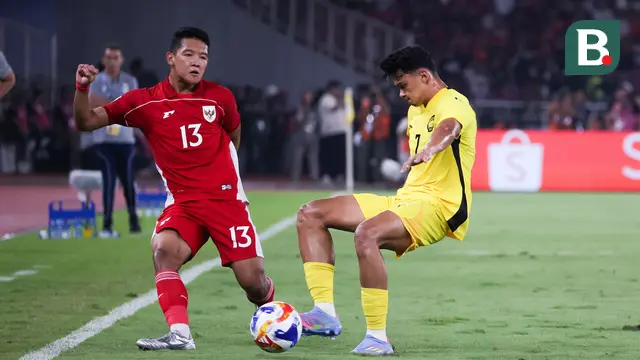 Bek Timnas Indonesia U-23, Alfharezzi Buffon mencoba menahan pegerakan pemain Timnas Malaysia U-23 dalam laga Grup A Piala AFF U-23 2025 di Stadion Utama Gelora Bung Karno Jakarta, Senin (21/7/2025). (Bola.com/Abdul Aziz).