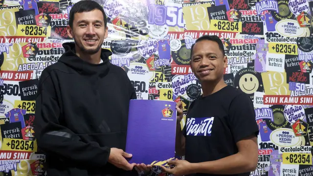 Khurshidbek Mukhtorov (kiri) saat memperkuat Persik Kediri. (Persik Kediri)
