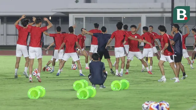 Timnas Indonesia U-23 menjalani latihan di Stadion Madya, Jakarta, Kamis (24/7/2025). Skuad Garuda Muda akan melawan Timnas Thailand U-23 pada semifinal Piala AFF U-23 2025 di Stadion Utama Gelora Bung Karno, Jakarta, Jumat (25/7/2025) malam WIB. (Bola.com/M Iqbal Ichsan)