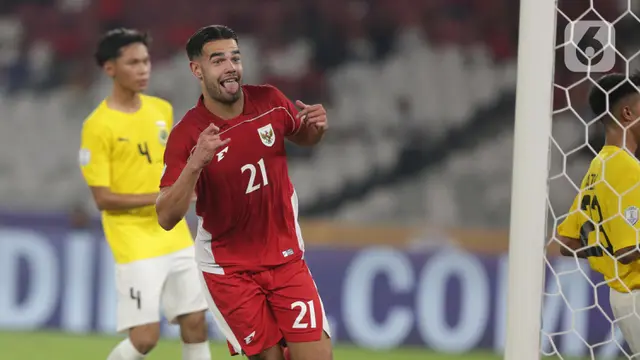 Jelang akhir pertandingan, Jens Raven mengalami cedera. (Liputan6.com/Helmi Fithriansyah)
