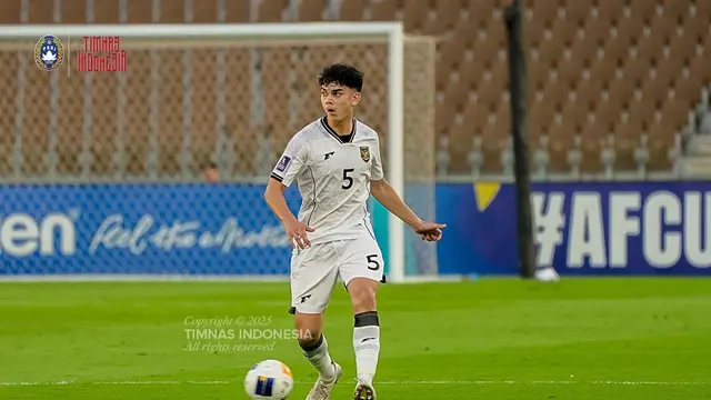 Bek Timnas Indonesia U-17, Mathew Baker, saat laga melawan Korea Selatan pada laga perdana Grup C Piala Asia U-17 2025 di Prince Abdullah Al-Faisal Stadium, Jumat (4/4/2025) malam WIB. (Dok. Timnas Indonesia)