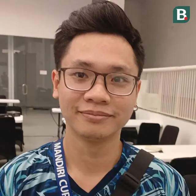 Hoang Trong Hiep mengenakan jersey PSIS Semarang saat melakukan peliputan Piala AFF U-23 2025 di Stadion Utama Gelora Bung Karno, Jakarta,Jumat (25/7/2025). (Bola.com/Hery Kurniawan).