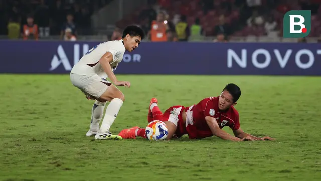 Bek Timnas Indonesia U-23, Alfharezzi Buffon, jatuh bangun mempertahankan bola dari gelandang Timnas Thailand U-23, Seksan Ratree dalam laga semifinal Piala AFF U-23 2025 di Stadion Utama Gelora Bung Karno, Jakarta, Jumat (25/7/2025). (Bola.com/Abdul Aziz).