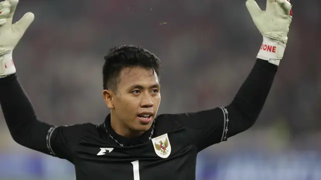 Penjaga gawang Timnas Indonesia, Muhammad Ardiansyah saat merayakan kemenangan atas Thailand di babak Semifinal Piala AFF U-23 2025 di Stadion Utama Gelora Bung Karno (SUGBK) Jakarta, Jumat (25/7/2025). Indonesia unggul adul penalti dengan skor 7-6 (1-1). (Liputan6.com/Helmi Fithriansyah)