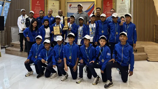 Menteri Pemuda dan Olahraga (Menpora) RI, Dito Ariotedjo, menerima audiensi tim SKF Indonesia Akademi Persib Cimahi (APC) yang berhasil menjadi juara Gothia Cup 2025 di Swedia. (Bola.com/Dok.Istimewa).