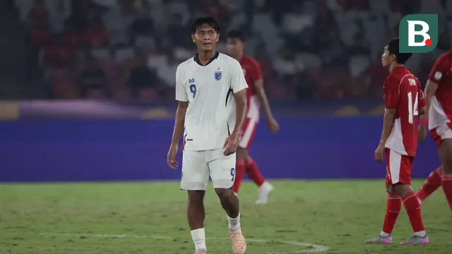 Striker Timnas Thailand U-23, Yotsakorn Burapha gagal mengeksekusi penalti dalam laga semifinal Piala AFF U-23 2025 melawan Timnas Indonesia U-23 di Stadion Utama Gelora Bung Karno, Jakarta, Jumat (25/7/2025). (Bola.com/Abdul Aziz).